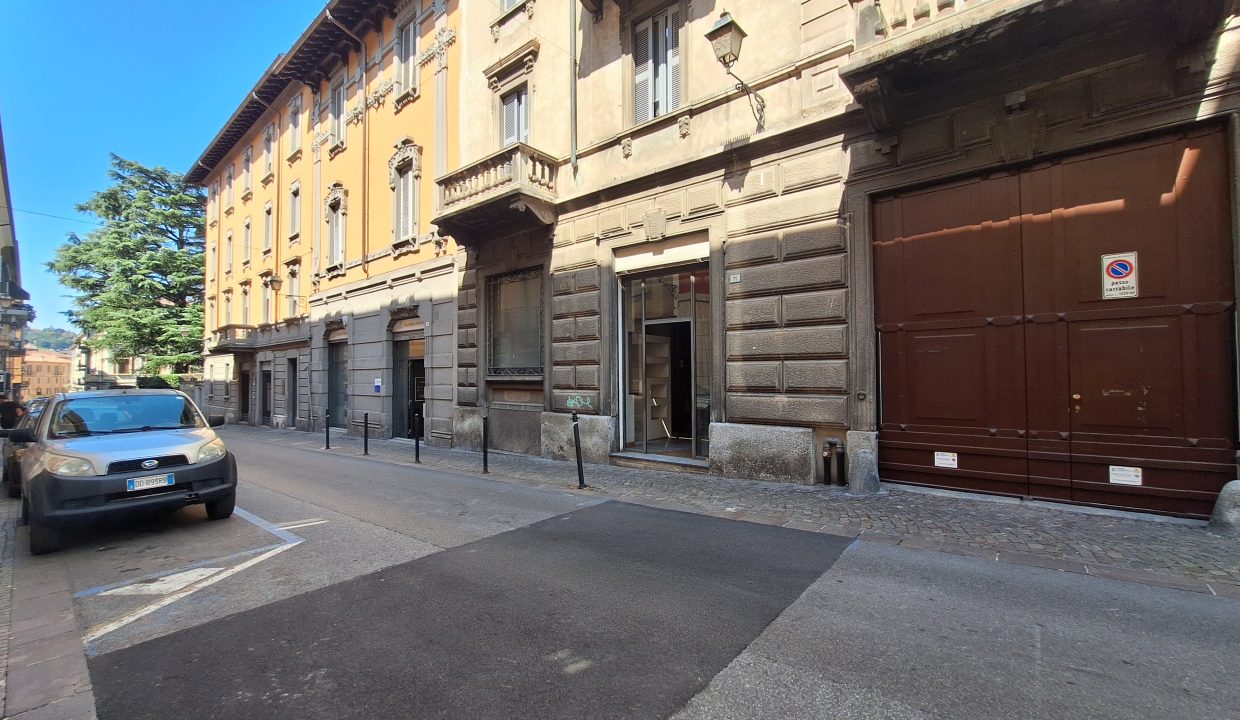 NEGOZIO OPEN SPACE IN CENTRO LECCO
