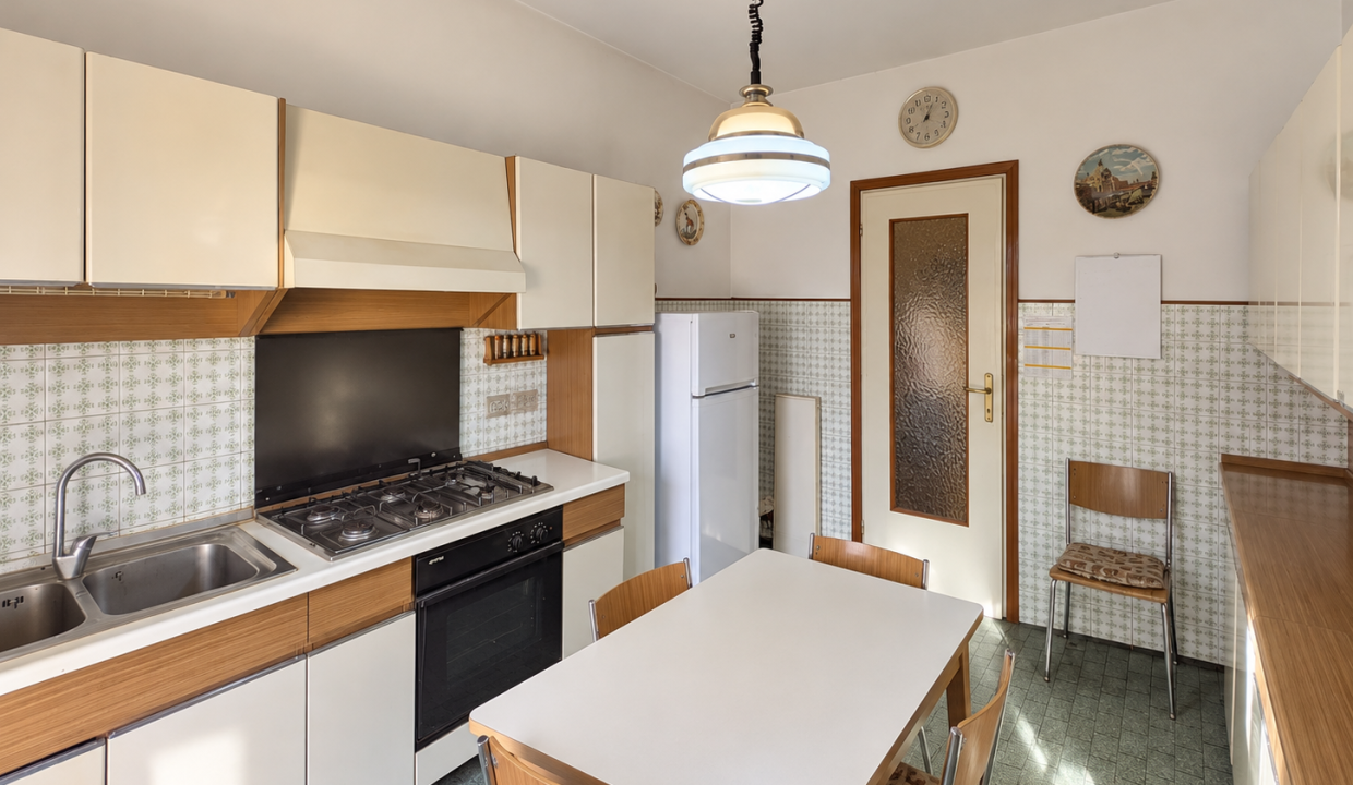 06 QUADRILOCALE CON BALCONI E BOX AUTO LECCO