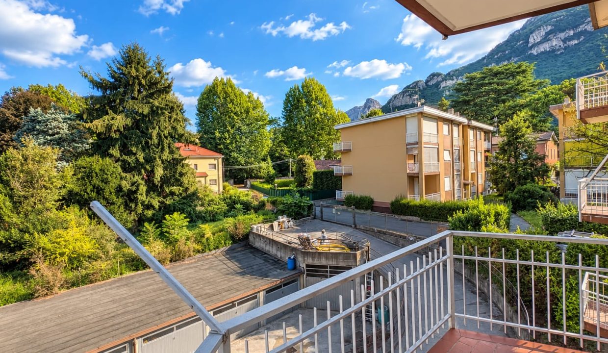 18 QUADRILOCALE CON BALCONI E BOX AUTO LECCO