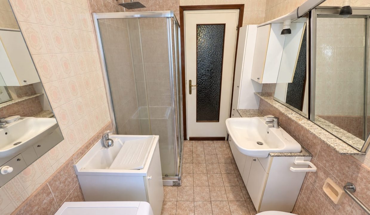 22 QUADRILOCALE CON BALCONI E BOX AUTO LECCO