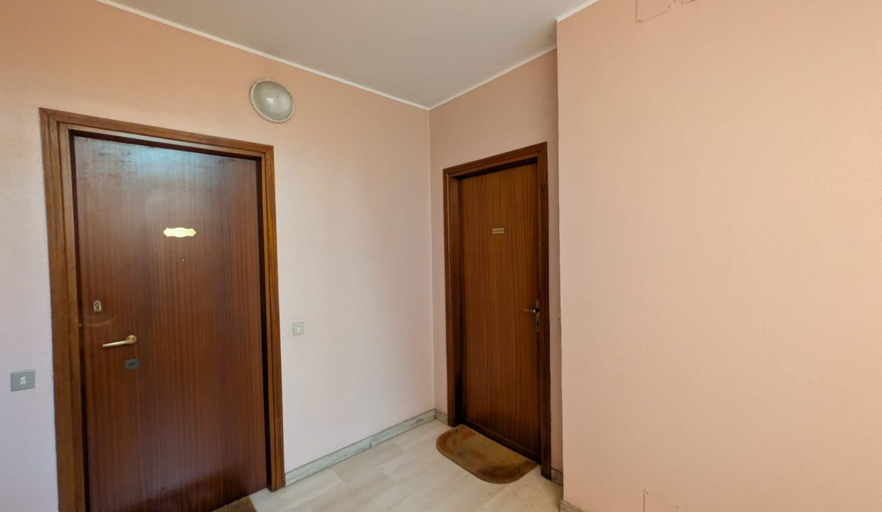 23 QUADRILOCALE CON BALCONI E BOX AUTO LECCO