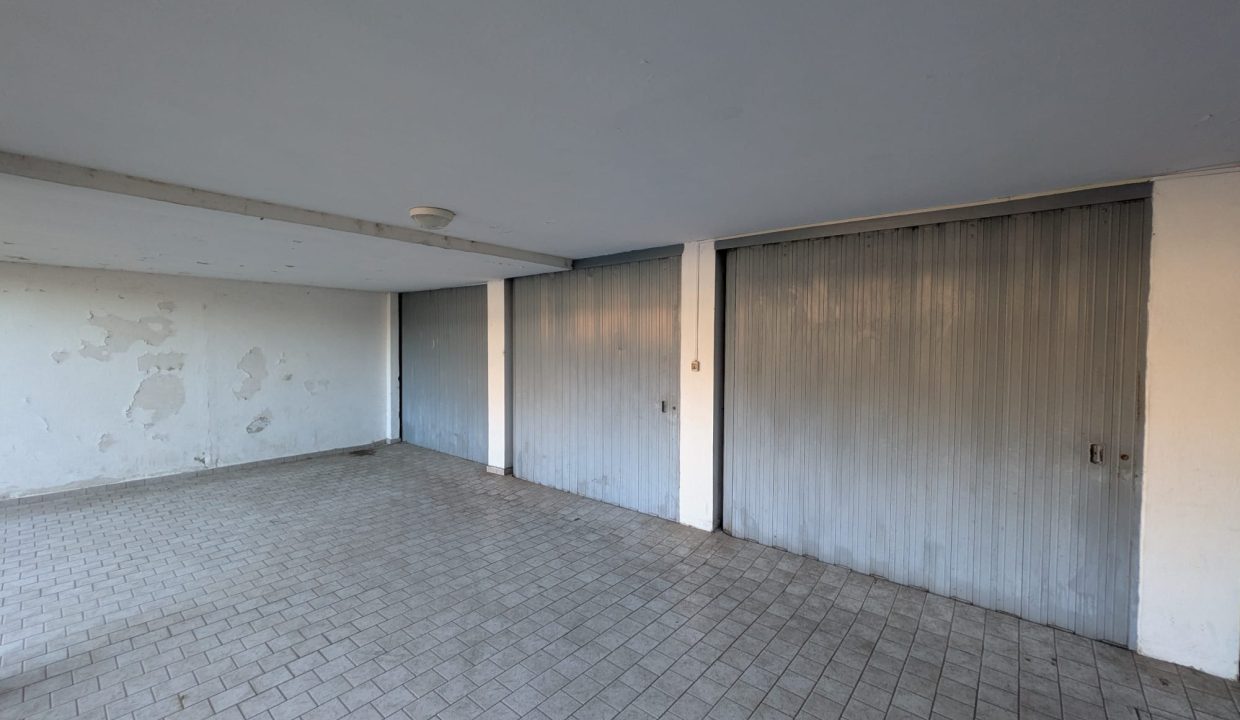 25 QUADRILOCALE CON BALCONI E BOX AUTO LECCO