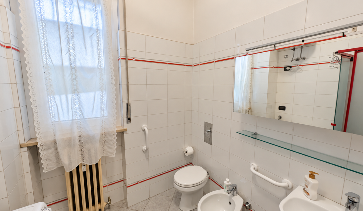 QUADRILOCALE ZONA VIALE TURATI CON BALCONE 15