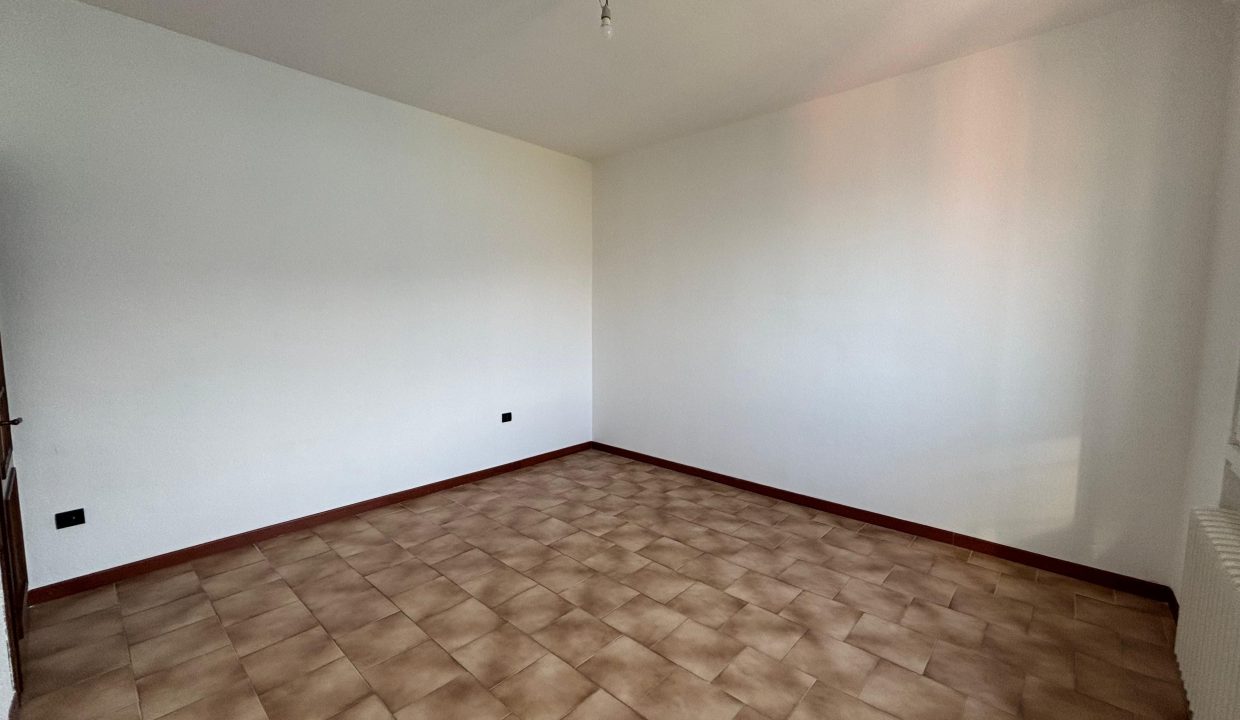 TRILOCALE A MANDELLO CON BALCONE VISTA LAGO (14)