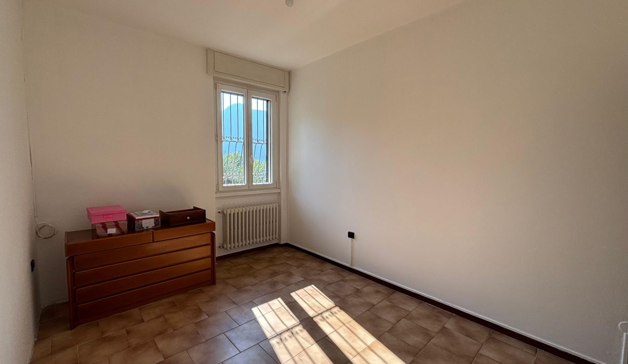 TRILOCALE A MANDELLO CON BALCONE VISTA LAGO (17)