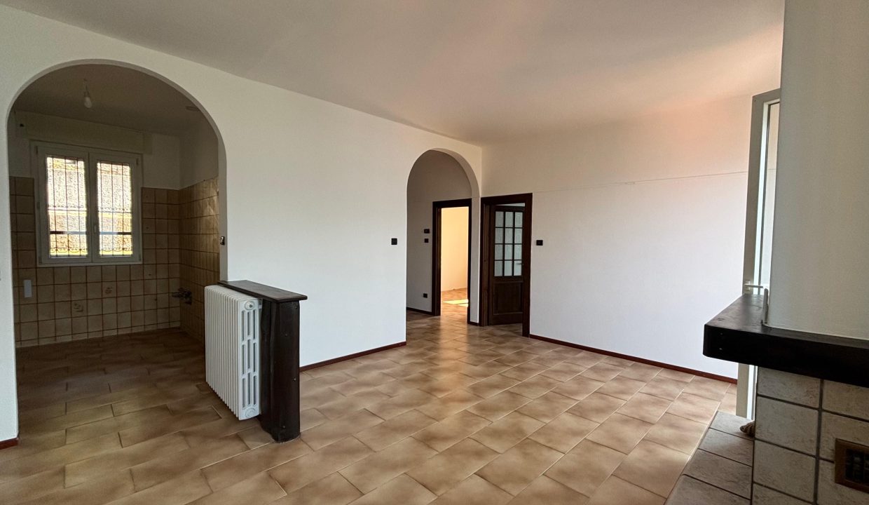 TRILOCALE A MANDELLO CON BALCONE VISTA LAGO (18)