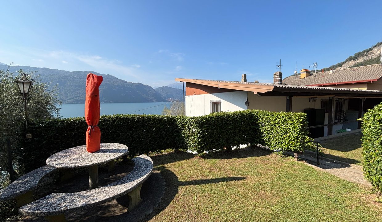 TRILOCALE A MANDELLO CON BALCONE VISTA LAGO (20)