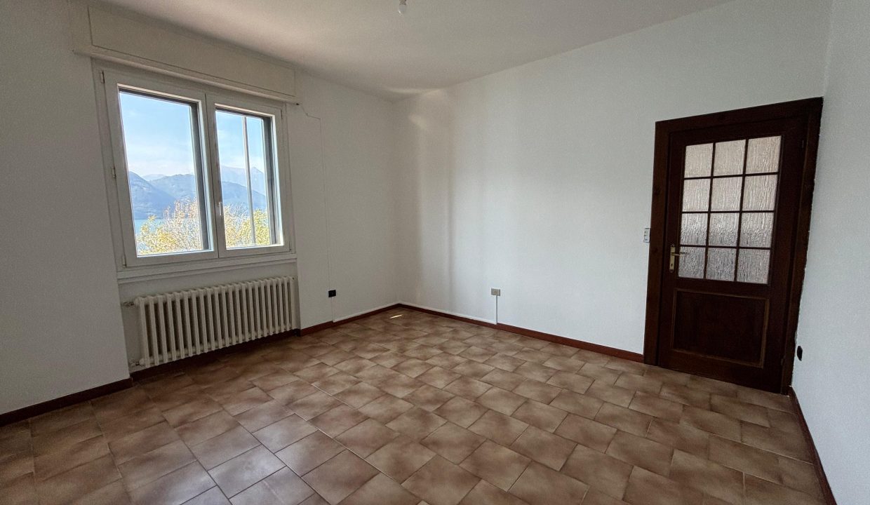 TRILOCALE A MANDELLO CON BALCONE VISTA LAGO (21)
