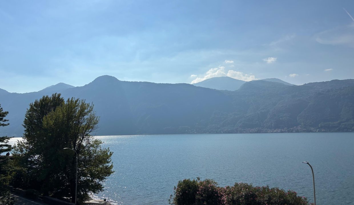 TRILOCALE A MANDELLO CON BALCONE VISTA LAGO (22)