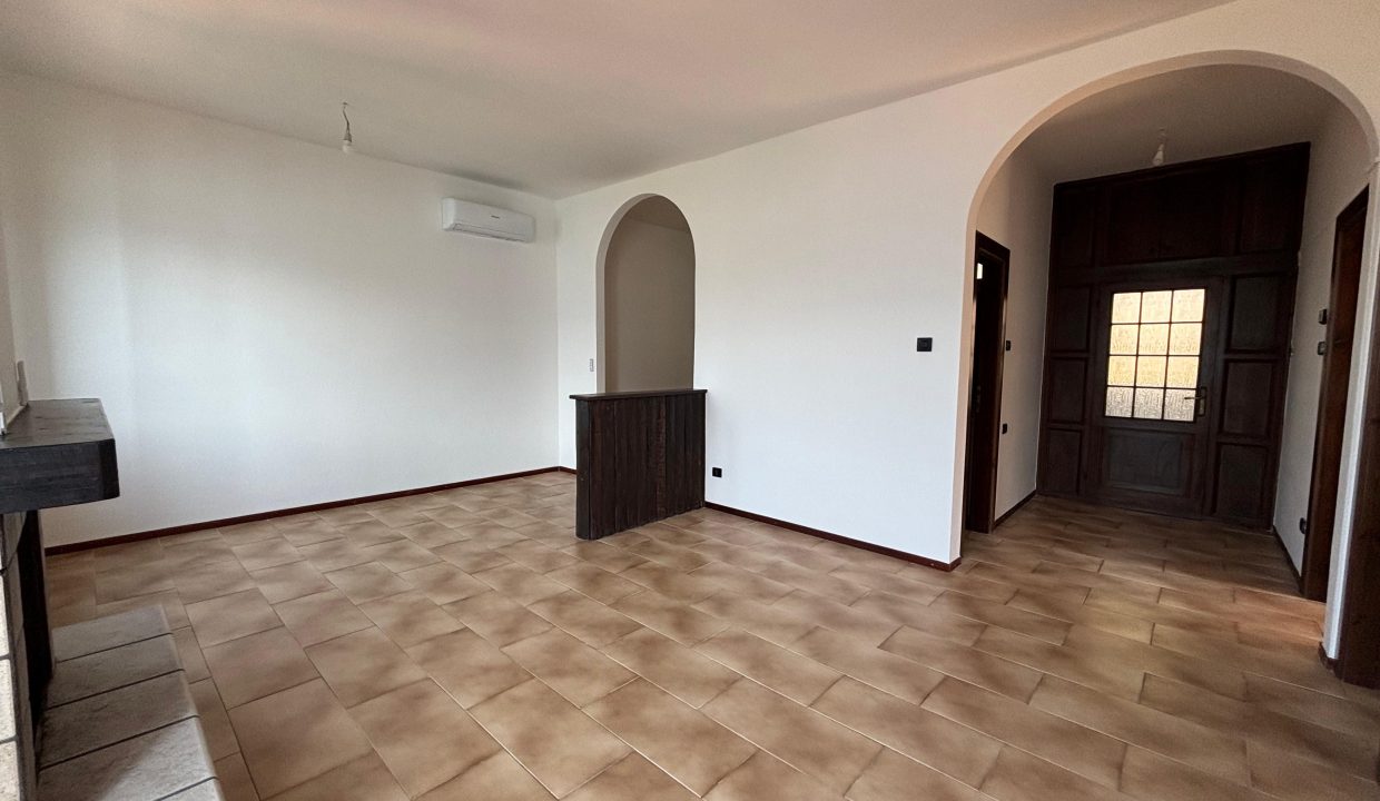 TRILOCALE A MANDELLO CON BALCONE VISTA LAGO (8)