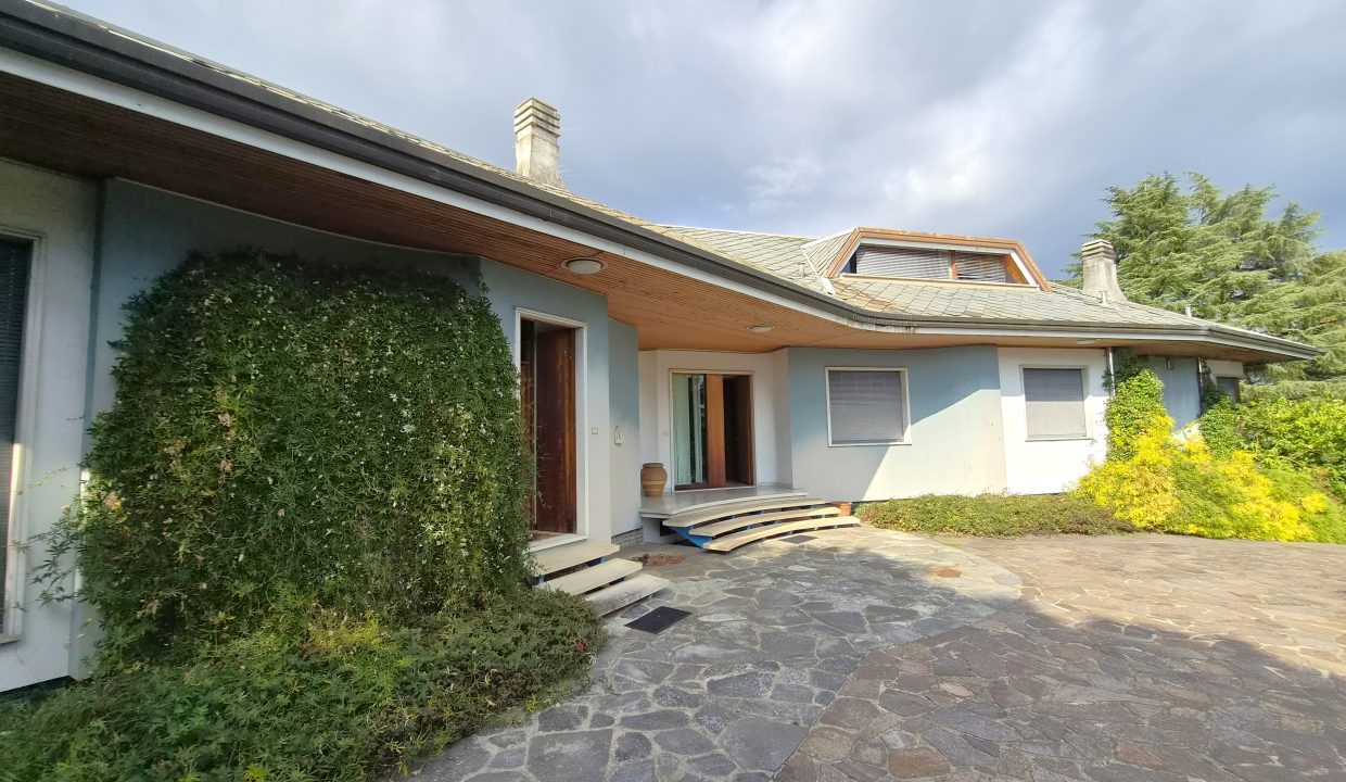 VILLA SIGNORILE CON GIARDINO BULCIAGO 00