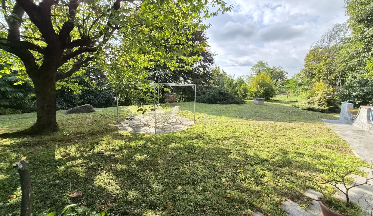 VILLA SIGNORILE CON GIARDINO BULCIAGO 014