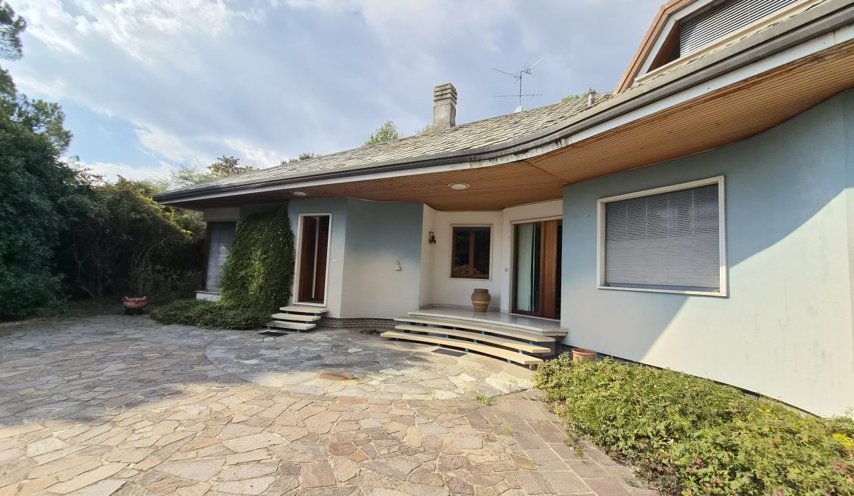VILLA SIGNORILE CON GIARDINO BULCIAGO 02