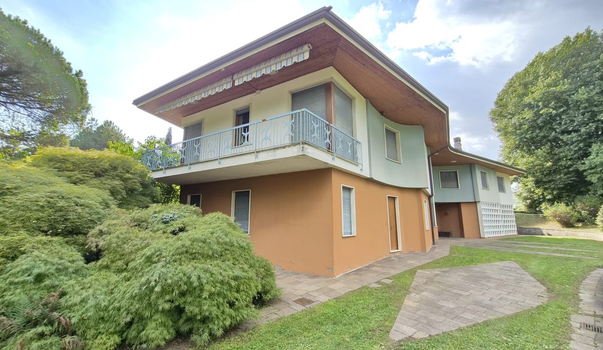 VILLA SIGNORILE CON GIARDINO BULCIAGO 05