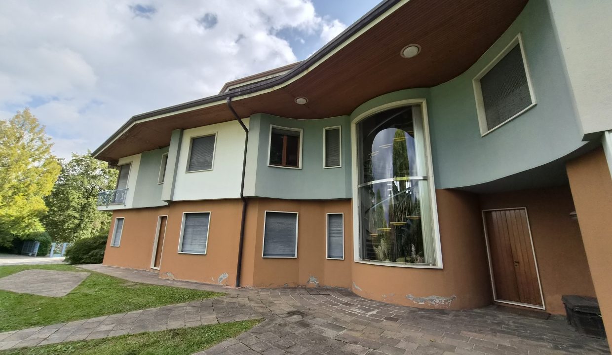 VILLA SIGNORILE CON GIARDINO BULCIAGO 10