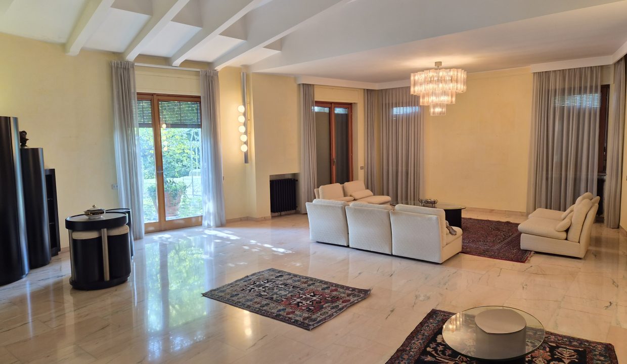 VILLA SIGNORILE CON GIARDINO BULCIAGO 19