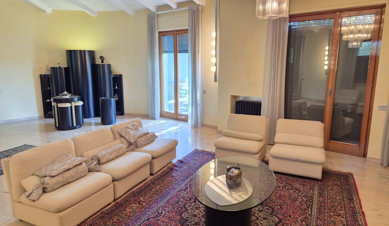 VILLA SIGNORILE CON GIARDINO BULCIAGO 20