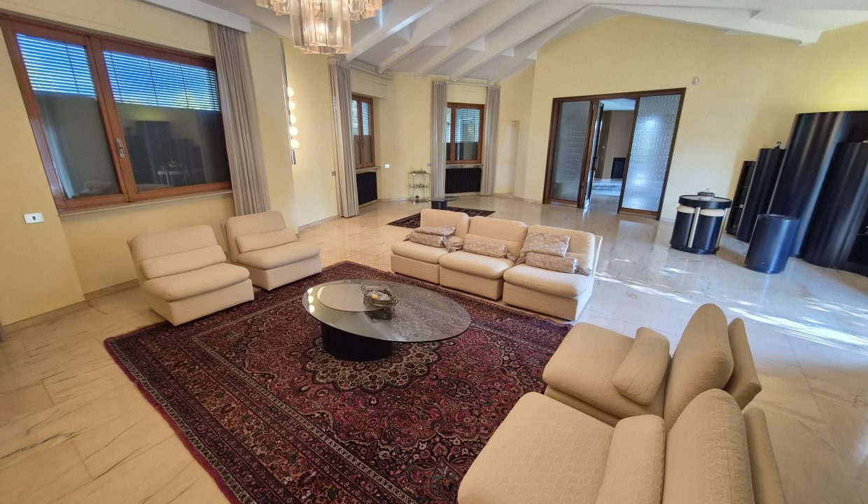 VILLA SIGNORILE CON GIARDINO BULCIAGO 21