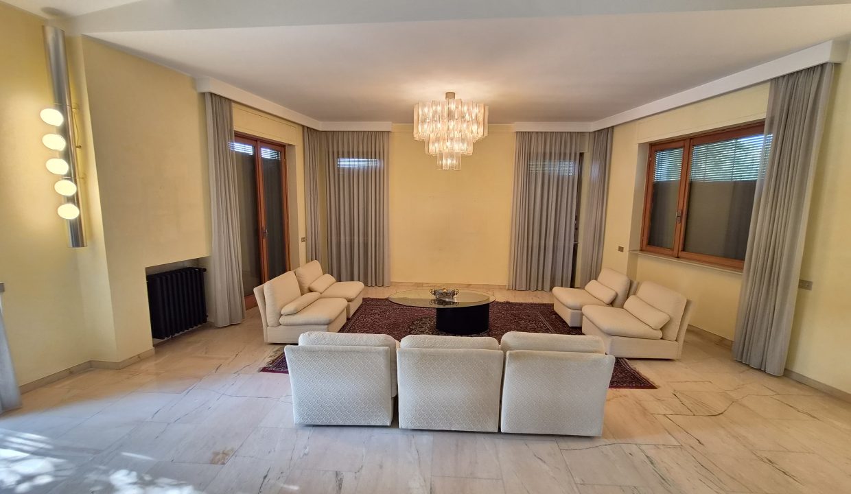 VILLA SIGNORILE CON GIARDINO BULCIAGO 22