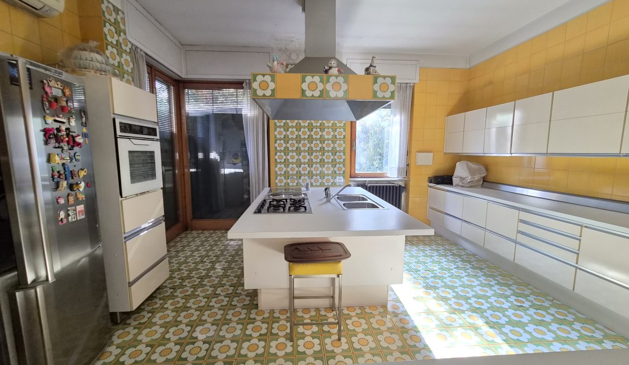 VILLA SIGNORILE CON GIARDINO BULCIAGO 26