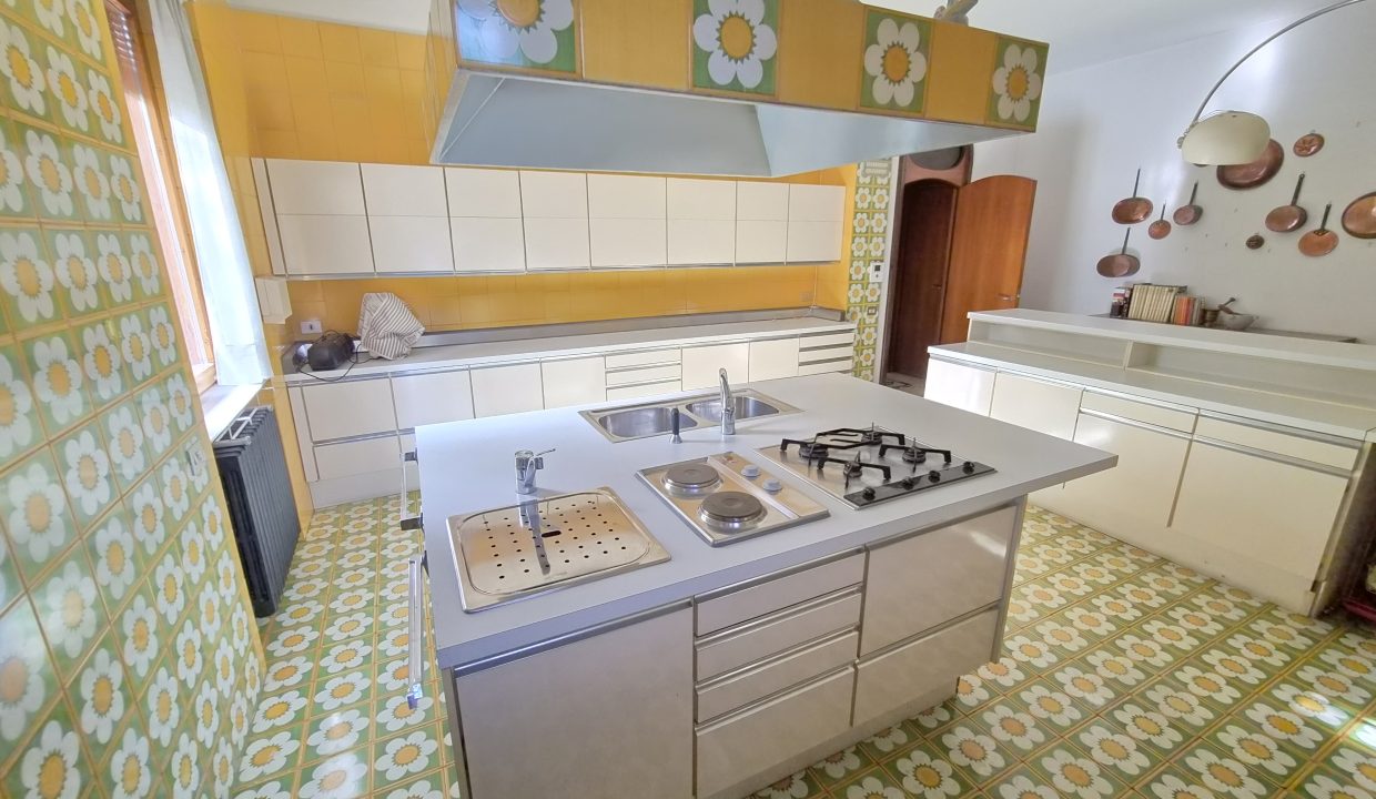 VILLA SIGNORILE CON GIARDINO BULCIAGO 28