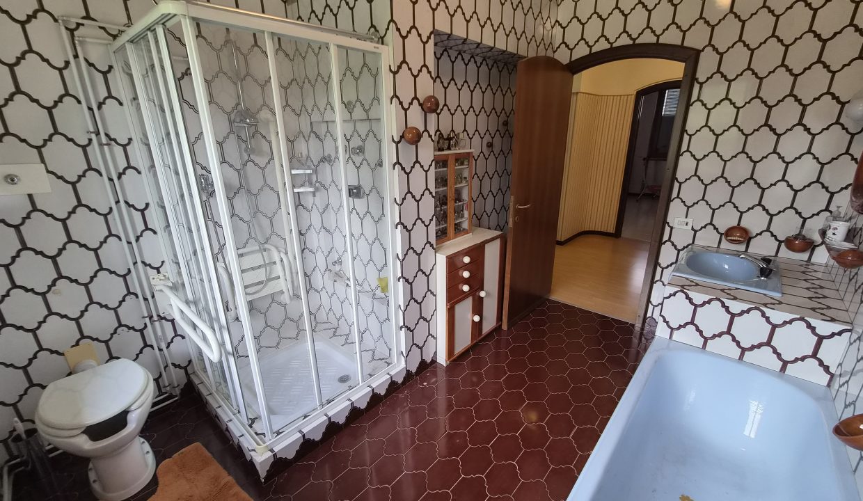 VILLA SIGNORILE CON GIARDINO BULCIAGO 36