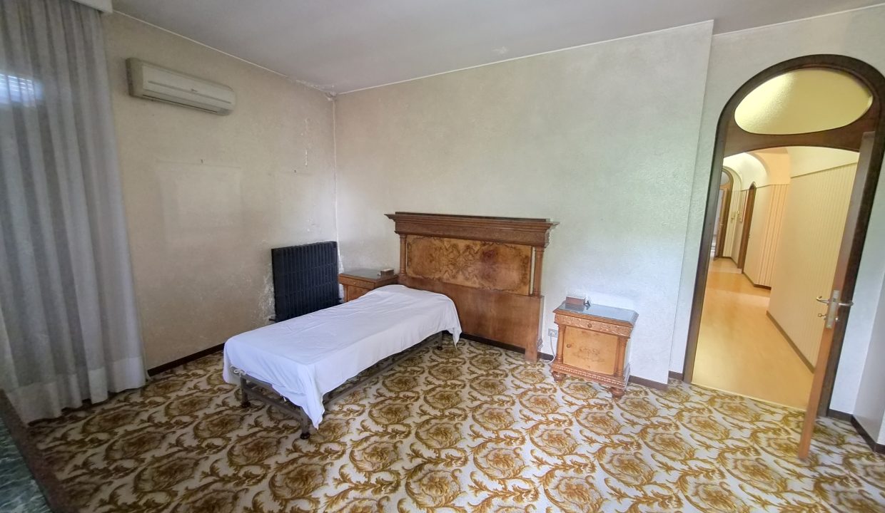 VILLA SIGNORILE CON GIARDINO BULCIAGO 37