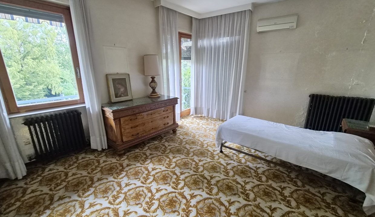 VILLA SIGNORILE CON GIARDINO BULCIAGO 38
