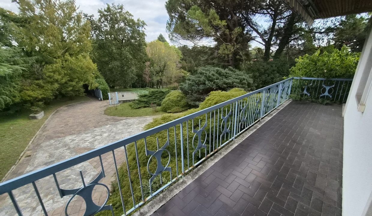 VILLA SIGNORILE CON GIARDINO BULCIAGO 42